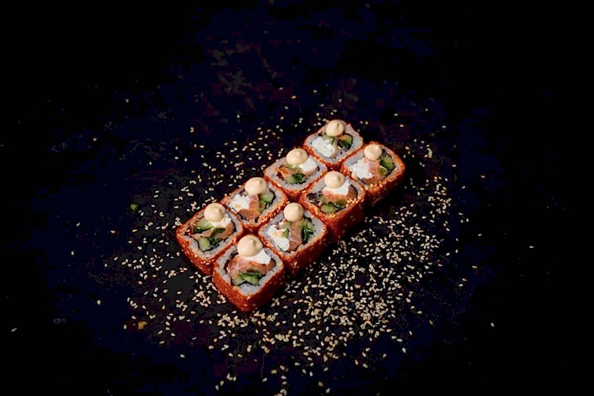 Фото Ролл с паприкой и копченым лососем